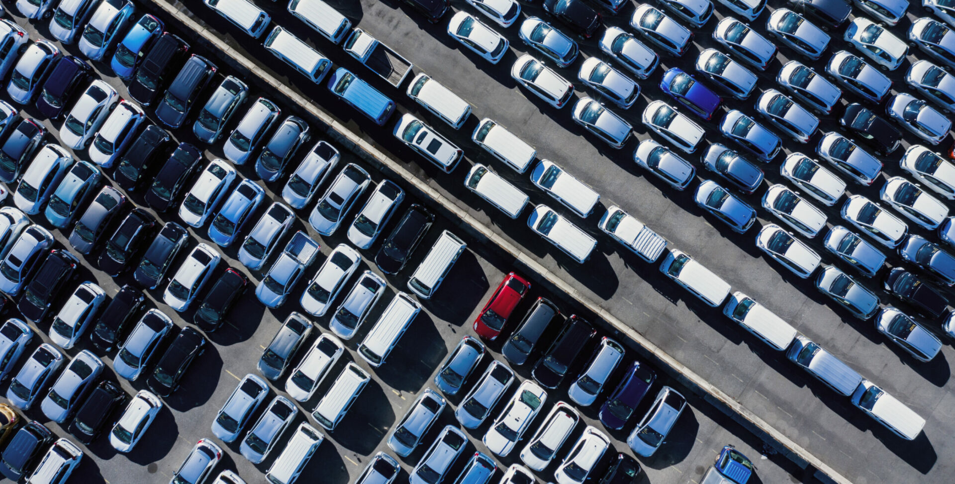 上空から撮影された駐車場の全体像。多数の車両が整然と並んでいる。